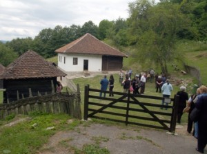 IZLET UDRUZENJA PALIH BORACA 0D 1990 28.6.011 100 300x224 Дружење Војске и породица палих бораца 28.06.2011